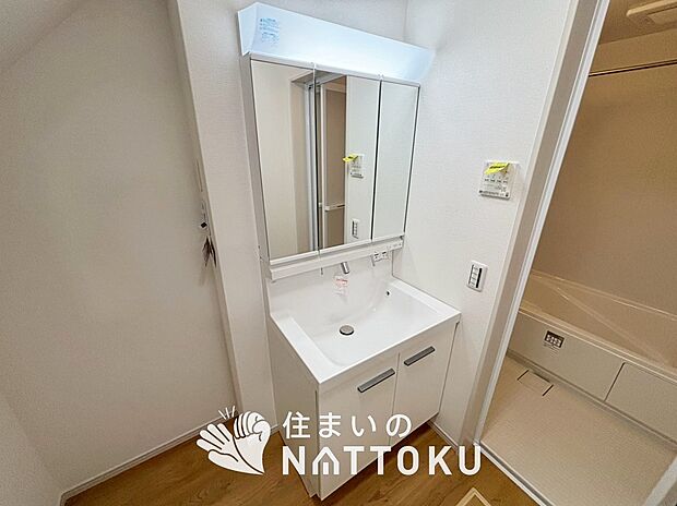 【洗面台・洗面所】鏡の両サイドは、必要なものを取出しやすく、大きな鏡面で朝の準備も快適。
使いやすいリフトアップ機能付きのシングルレバーシャワー水栓付です。
