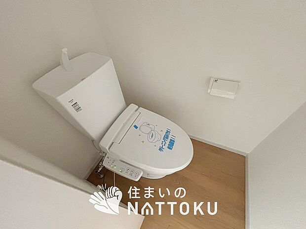【トイレ】汚れてもサッとひと拭きでお手入れ簡単、エコ仕様の温水洗浄便座付きのトイレです。
バリアフリーにも配慮しています。
