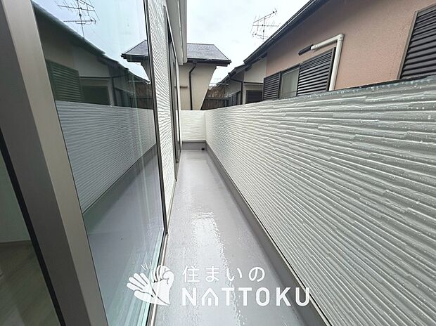 【バルコニー】奥行きが広く、洗濯物をゆったりと干せる十分な広さで、家族の洗濯も捗ります。