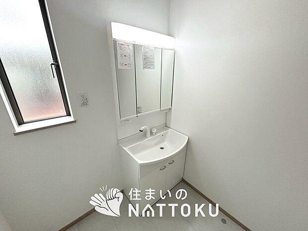 【洗面台・洗面所】鏡の両サイドは、必要なものを取出しやすく、大きな鏡面で朝の準備も快適。
使いやすいリフトアップ機能付きのシングルレバーシャワー水栓付です。

