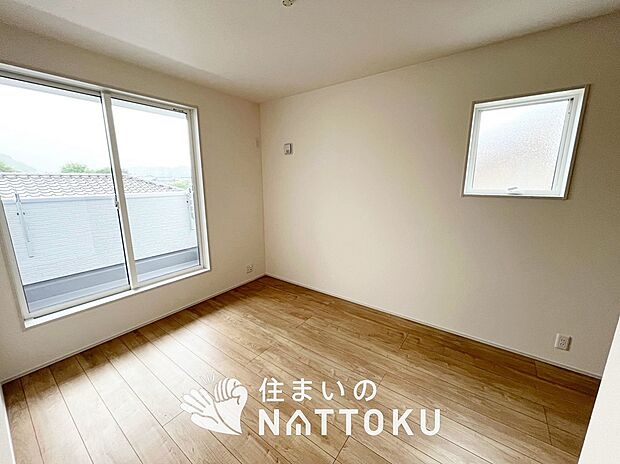【現地写真(寝室)】木目の美しさを際立たせるシンプルデザインの建具を使用しています。