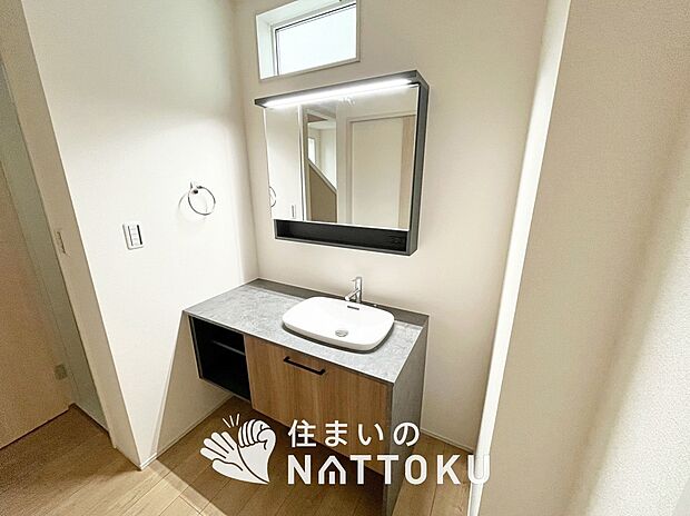 【洗面台・洗面所】鏡の両サイドは、必要なものを取出しやすく、大きな鏡面で朝の準備も快適。
使いやすいリフトアップ機能付きのシングルレバーシャワー水栓付です。