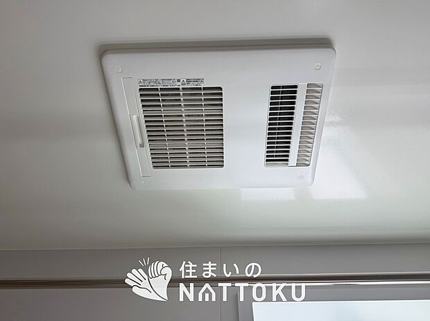 【浴室暖房換気乾燥機】入浴後の水滴や湿気を排出し、カビの発生や臭いを抑制します。
雨の日の洗濯物にも効果的です。