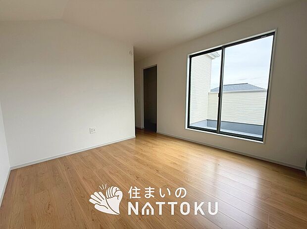 【現地写真(寝室)】木目の美しさを際立たせるシンプルデザインの建具を使用しています。