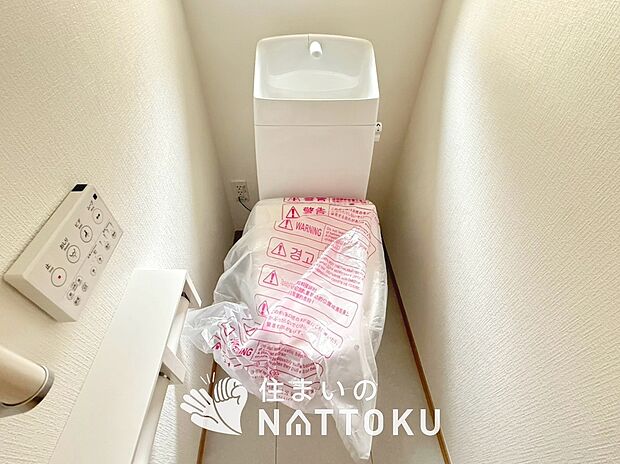【トイレ】汚れてもサッとひと拭きでお手入れ簡単、エコ仕様の温水洗浄便座付きのトイレです。
バリアフリーにも配慮しています。