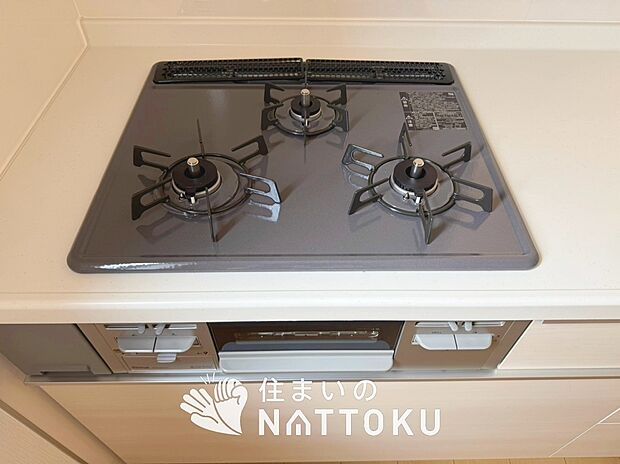 【ビルトインコンロ】フラットな構造で清掃性が高く、過熱防止センサー付3口タイプで日頃の家事も快適です。
