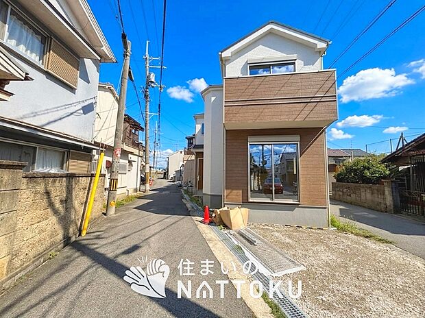 【現地写真(前道含む外観)】軽くて火災に強い屋根材を採用し、地震時の建物への負担や揺れを軽減しています。