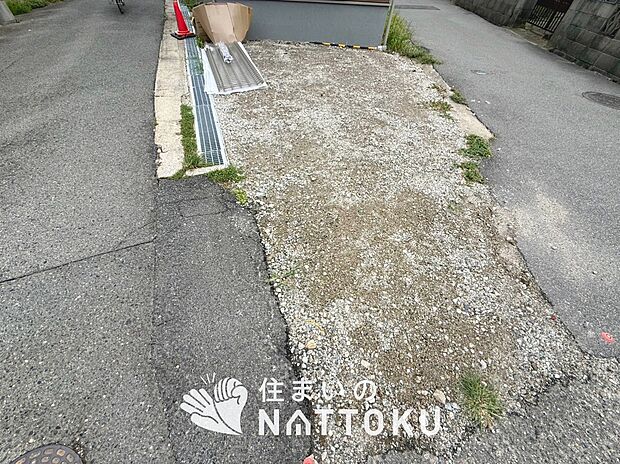 【現地写真(駐車場)】駐車スペースが広く、運転が苦手な方も安心です。