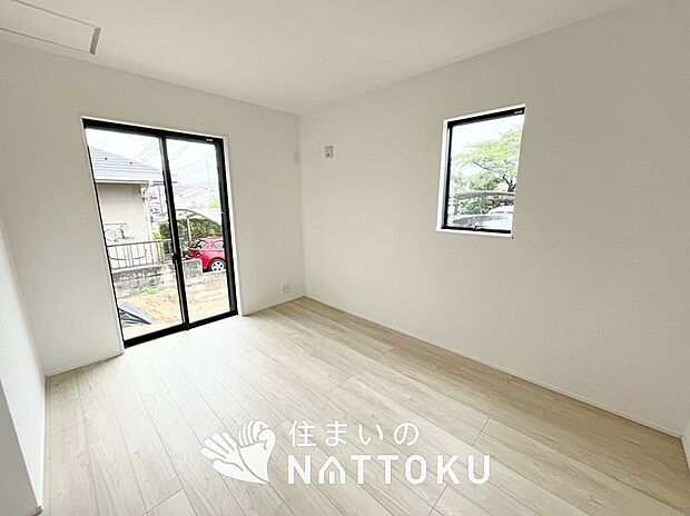 【現地写真(洋室)】木目の美しさを際立たせるシンプルデザインの建具を使用しています。