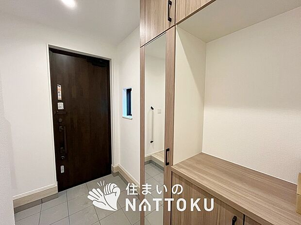 【現地写真(玄関)】玄関には、大型のシューズ収納を設置しています。
