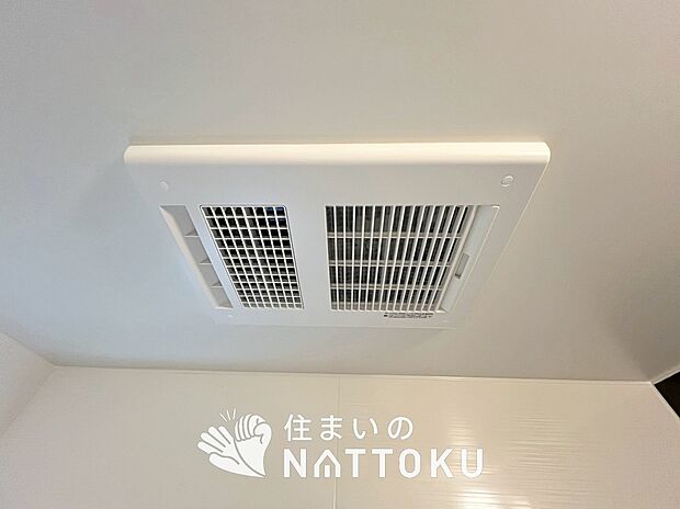 【浴室換気乾燥暖房機】予備暖房や衣類の乾燥に使用できる乾燥機を設置。
雨の日の洗濯物や、部屋干しの衣類等の乾燥に活躍します。