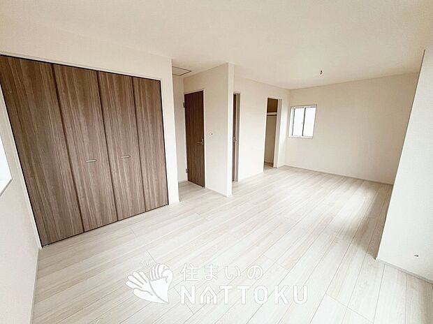 【現地写真（寝室）】木目の美しさを際立たせるシンプルデザインの建具を使用しています。