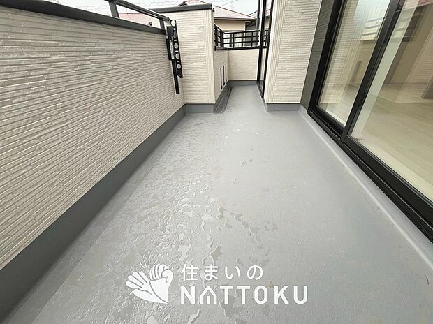 【バルコニー】奥行きが広く、洗濯物をゆったりと干せる十分な広さで、家族の洗濯も捗ります。