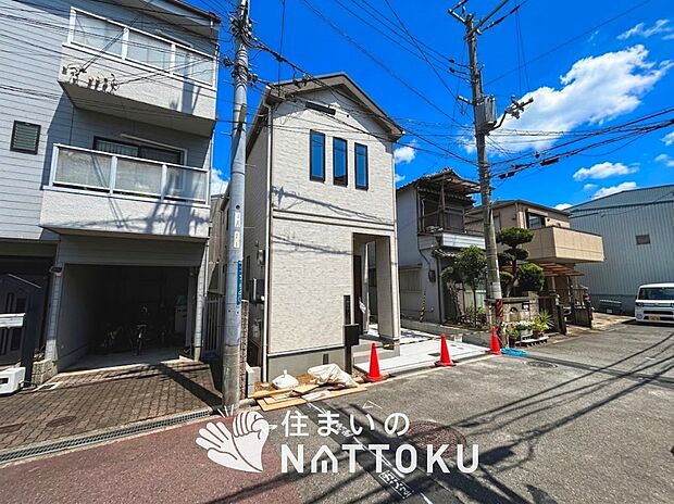 【現地写真（前道含む外観）】健康被害に配慮したもっとも安全性の高い建材を採用し、シックハウス対策をしております。
