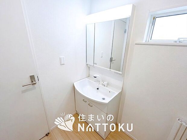 【洗面台・洗面所】鏡の両サイドは、必要なものを取出しやすく、大きな鏡面で朝の準備も快適。
使いやすいリフトアップ機能付きのシングルレバーシャワー水栓付です。