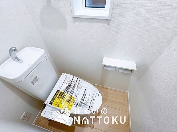 【トイレ】汚れてもサッとひと拭きでお手入れ簡単、エコ仕様の温水洗浄便座付きのトイレです。
バリアフリーにも配慮しています。