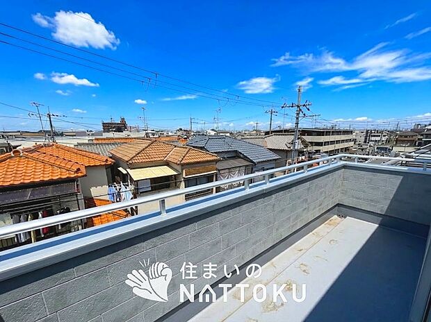 【バルコニー】奥行きが広く、洗濯物をゆったりと干せる十分な広さで、家族の洗濯も捗ります。