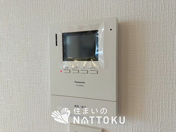 【TVモニター付インターホン】手放し通話ができ、送話表示灯で送話・受話状態が確認できます。
映像と音声で玄関先の様子をチェックできるモニター機能や、夜間の訪問者の顔も確認できるLEDライトを装備しています。