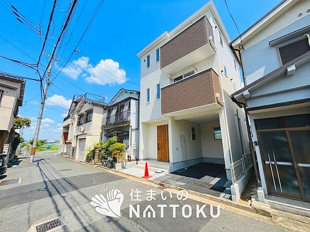 【現地写真(前道含む外観)】高い断熱性能があり、防湿性能の高いフィルム付属で壁内の結露対策をしています。
