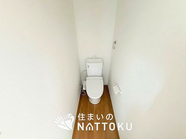 【トイレ】汚れてもサッとひと拭きでお手入れ簡単、エコ仕様の温水洗浄便座付きのトイレです。
バリアフリーにも配慮しています。