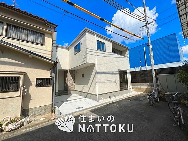 【現地写真(前道含む外観)】断熱性、気密性を高める工夫で一年中ずっと心地よく暮らせる、高気密・高断熱です。