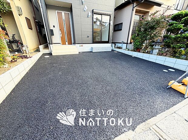 【現地写真（駐車場）】駐車スペースが広く、運転が苦手な方も安心です。