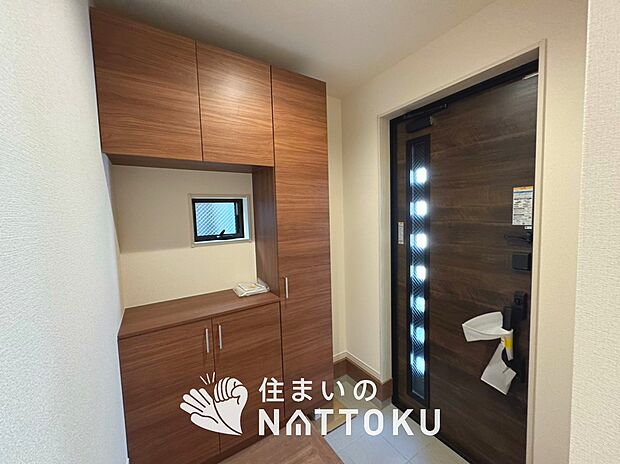 【現地写真(玄関)】玄関には、大型のシューズ収納を設置しています。