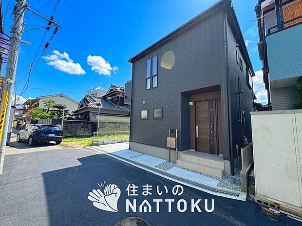 【現地写真(前道含む外観)】健康被害に配慮したもっとも安全性の高い建材を採用し、シックハウス対策をしております。