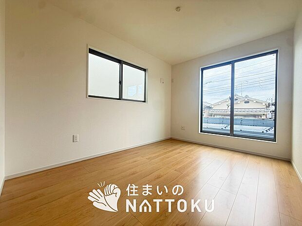 【現地写真(寝室)】木目の美しさを際立たせるシンプルデザインの建具を使用しています。