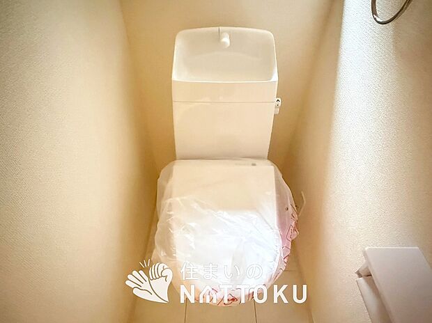 【トイレ】汚れてもサッとひと拭きでお手入れ簡単、エコ仕様の温水洗浄便座付きのトイレです。
バリアフリーにも配慮しています。
