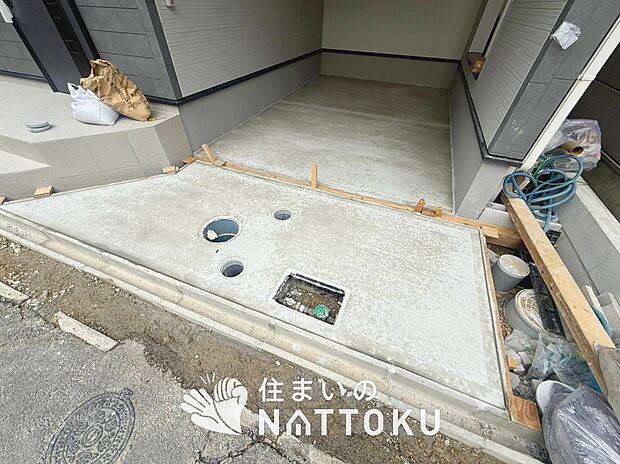 【現地写真（駐車場）】駐車スペースが広く、運転が苦手な方も安心です。
