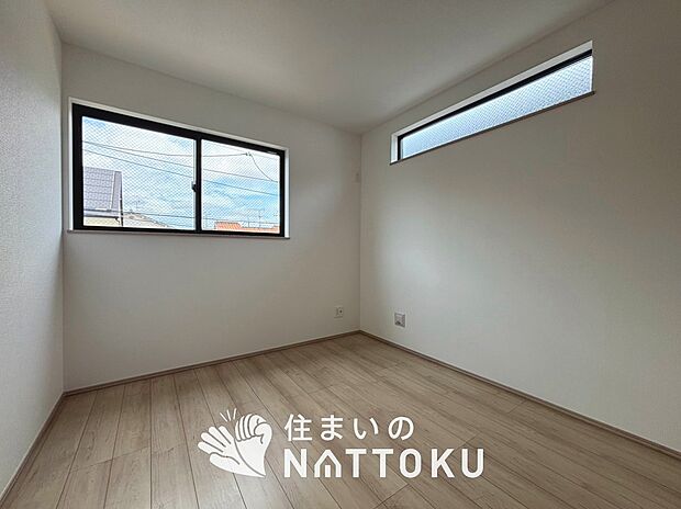 【現地写真(洋室)】木目の美しさを際立たせるシンプルデザインの建具を使用しています。
