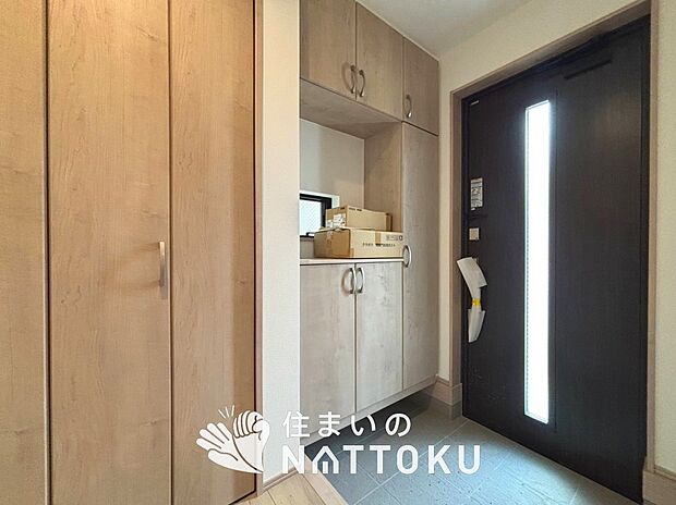 【現地写真(玄関)】玄関には、大型のシューズ収納を設置しています。