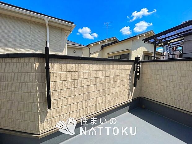 【バルコニー】奥行きが広く、洗濯物をゆったりと干せる十分な広さで、家族の洗濯も捗ります。