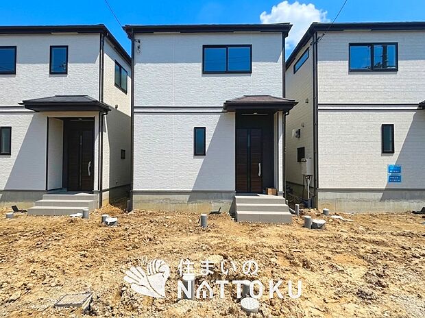 【現地写真(外観)【B号地】】軽くて火災に強い屋根材を採用し、地震時の建物への負担や揺れを軽減しています。
