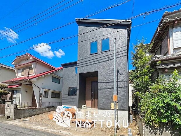 【現地写真(外観)】雨で汚れを落とし、耐久性・耐候性に優れた外壁を使用しています。