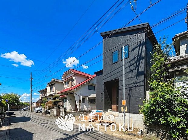 【現地写真(前道含む外観)】健康被害に配慮したもっとも安全性の高い建材を採用し、シックハウス対策をしております。