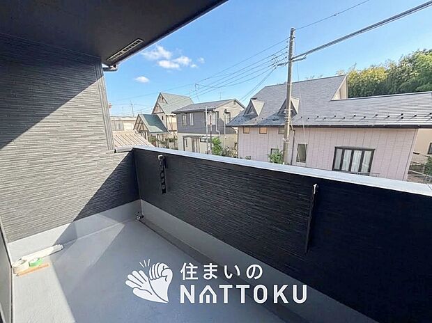 【バルコニー】奥行きが広く、洗濯物をゆったりと干せる十分な広さで、家族の洗濯も捗ります。