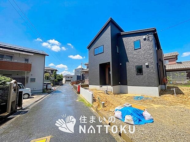 【現地写真（前道含む外観）】軽くて火災に強い屋根材を採用し、地震時の建物への負担や揺れを軽減しています。