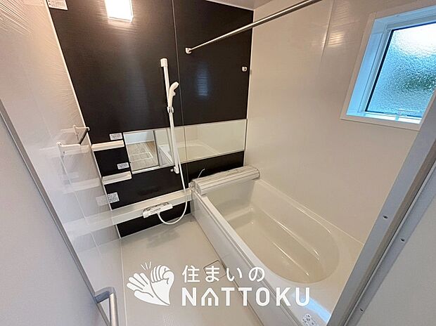 【現地写真（浴室）】浴室暖房乾燥機付き。１坪タイプで広々です。