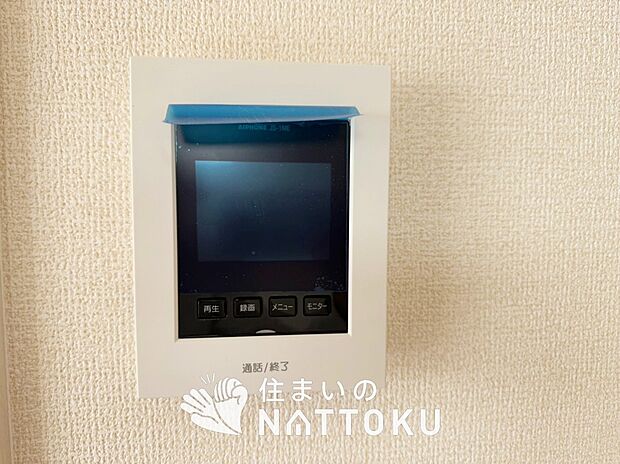 【TVモニター付インターホン】録画機能付きで、自動録画のほか、手動録画もできます。
受話、呼出音量の調整、明るさ調整が可能です。また、来訪者をズーム機能でズームアップして確認できます。