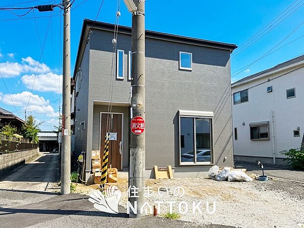 【現地写真(外観)】雨で汚れを落とし、耐久性・耐候性に優れた外壁を使用しています。