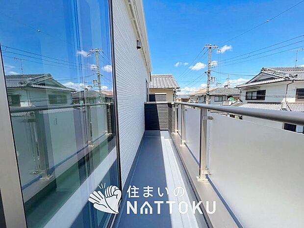 【バルコニー】奥行きが広く、洗濯物をゆったりと干せる十分な広さで、家族の洗濯も捗ります。