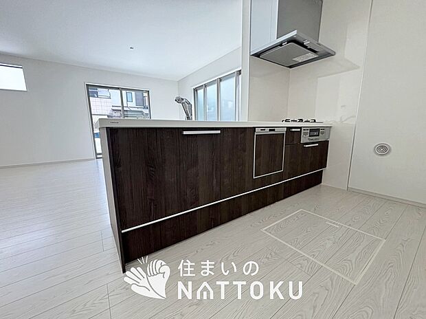 【現地写真(キッチン)】収納たっぷりのシステムキッチン、浄水器付水栓を標準装備しています。