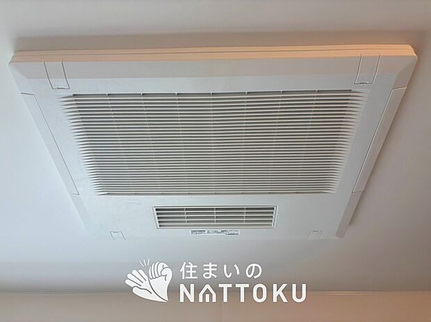 【電気式浴室暖房換気乾燥機】寒い冬場はあたたかく、暑い夏場は扇風機のような心地よさです。
雨の日は、浴室が衣類乾燥スペースになります。
