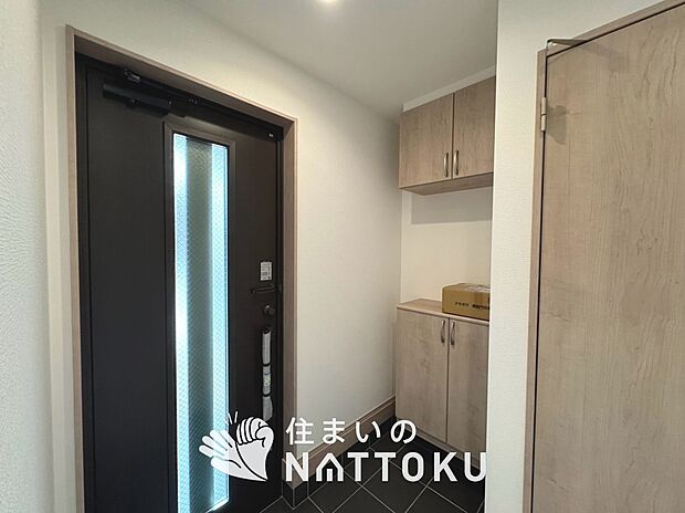 【現地写真(玄関)】玄関には、大型のシューズ収納を設置しています。