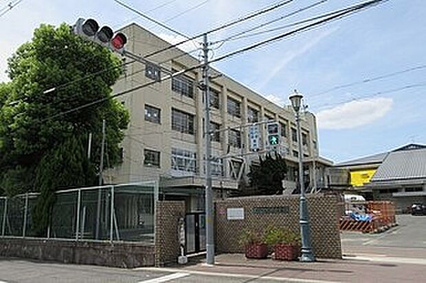 柏原市立柏原中学校(約1,000m)