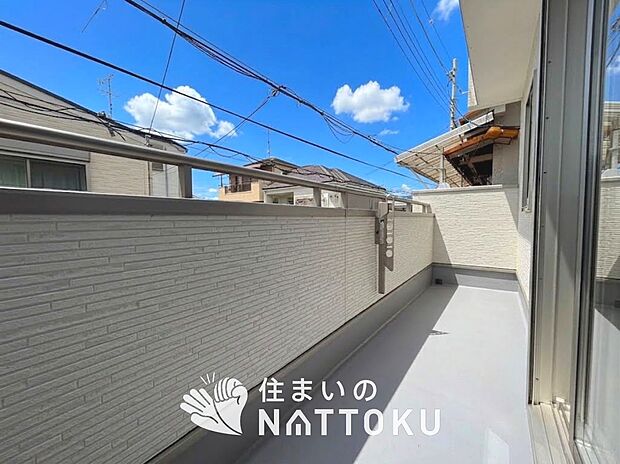 【バルコニー】奥行きが広く、洗濯物をゆったりと干せる十分な広さで、家族の洗濯も捗ります。