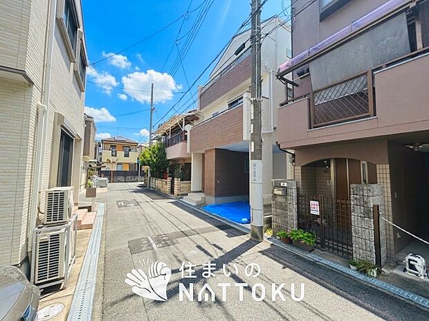 【現地写真(前道含む外観)】健康被害に配慮したもっとも安全性の高い建材を採用し、シックハウス対策をしております。