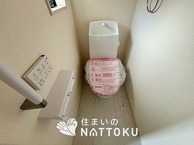 【トイレ】汚れてもサッとひと拭きでお手入れ簡単、エコ仕様の温水洗浄便座付きのトイレです。
バリアフリーにも配慮しています。